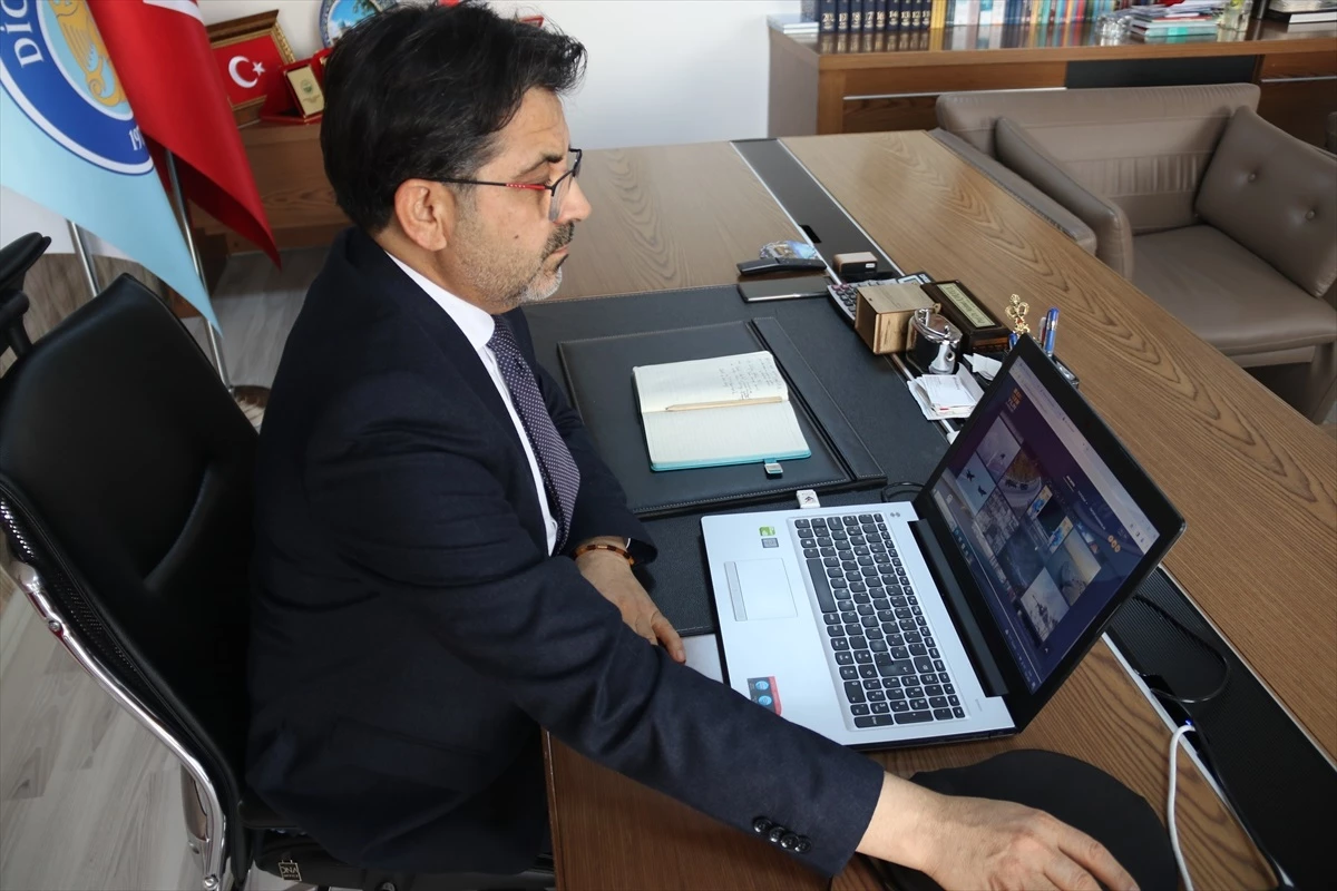 Dicle Üniversitesi Rektörü Mehmet Karakoç, 2023\'e damga vuran olayların fotoğraflarına oy verdi