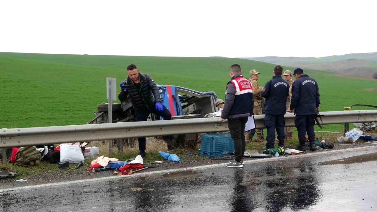 Diyarbakır\'ın Silvan ilçesinde cezaevi nakil aracı şarampole devrildi, 20 kişi yaralandı