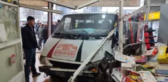 Diyarbakır'da minibüs markete girdi: 5 öğrenci yaralandı