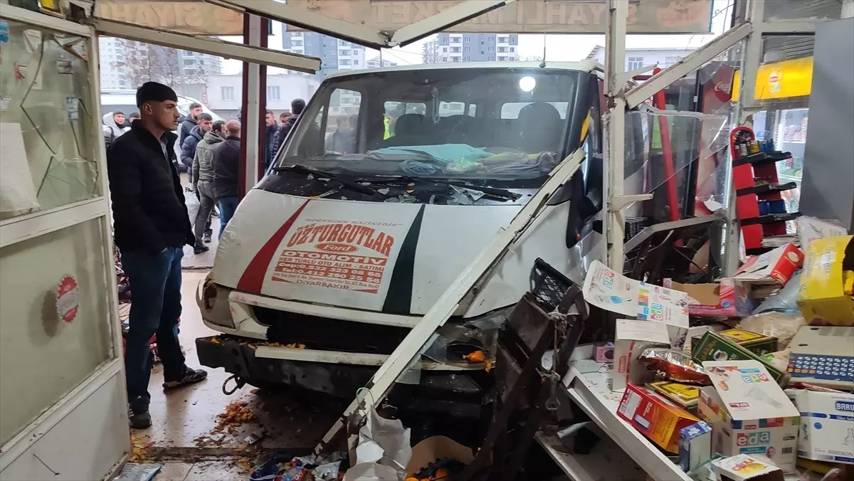 Diyarbakır'da minibüs markete girdi: 5 öğrenci yaralandı