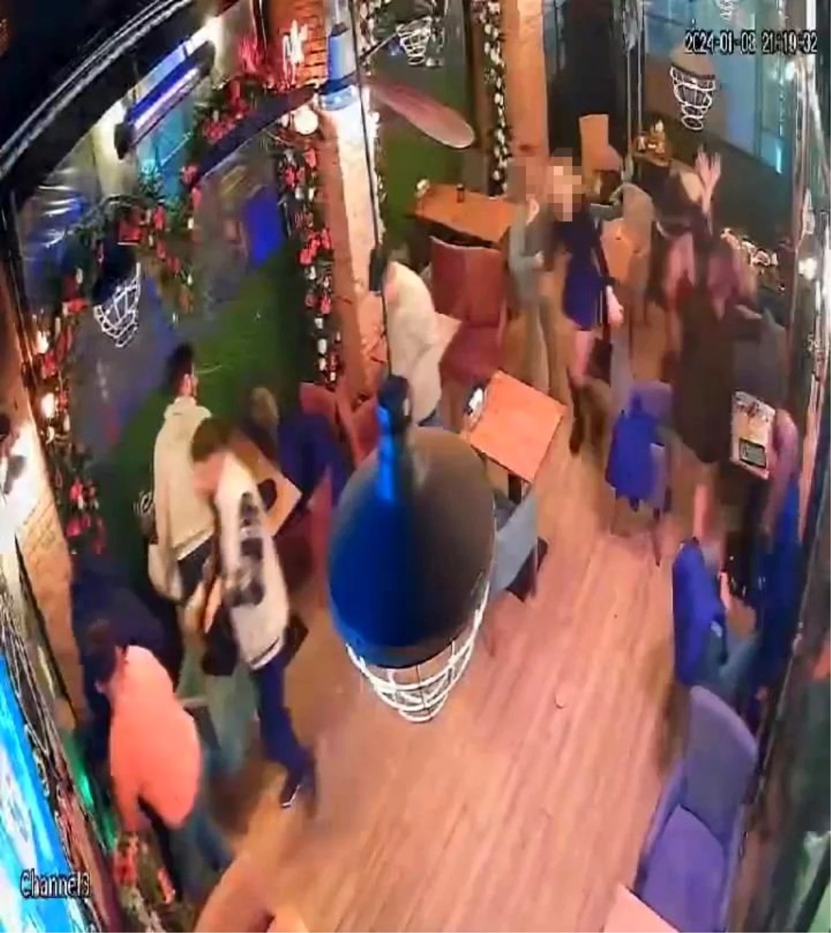Elazığ\'da bir kafede kadınlar arasında çıkan kavga kameralara yansıdı