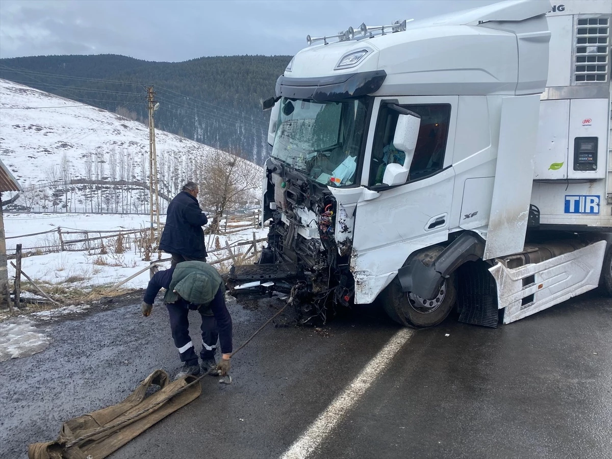 Erzurum\'da buzlu yolda kaza: Ulaşım aksadı