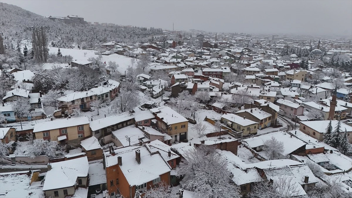 Eskişehir\'de Kar Yağışı Devam Ediyor