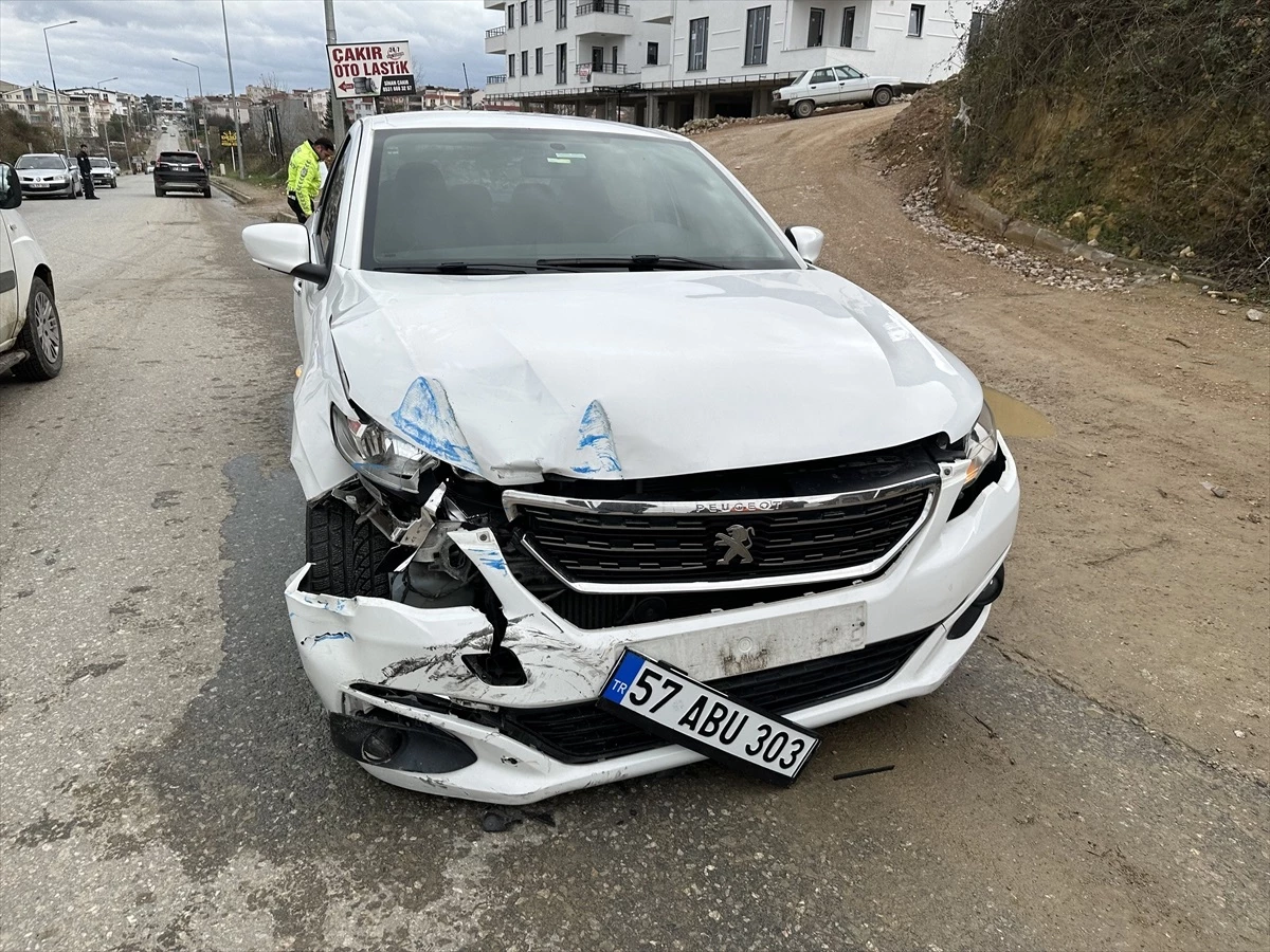 Sinop\'ta otomobil ile motosikletin çarpıştığı kazada bir kişi yaralandı
