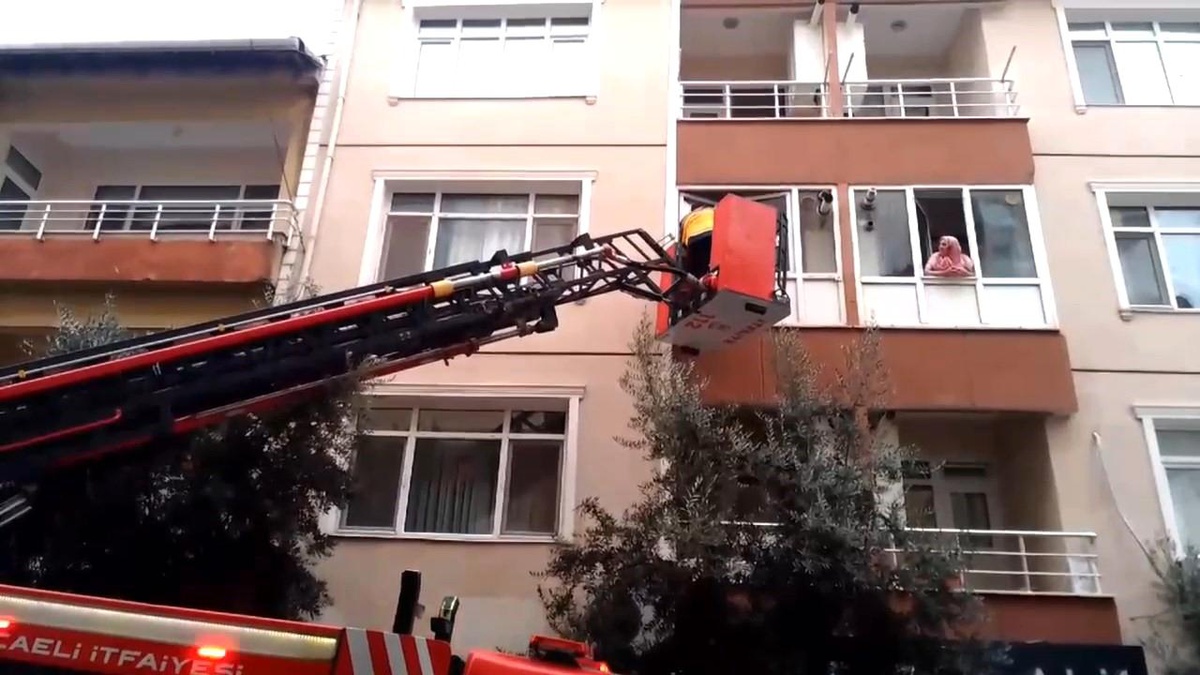 Yaşlı Adamın Uyuduğu Evine İtfaiye Ekipleri Gitti
