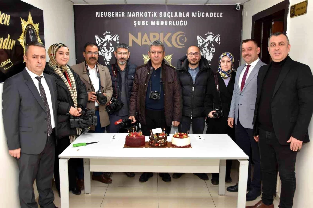 Nevşehir Emniyet Müdürlüğü, gazetecilere sürpriz yaparak Çalışan Gazeteciler Günü\'nü kutladı