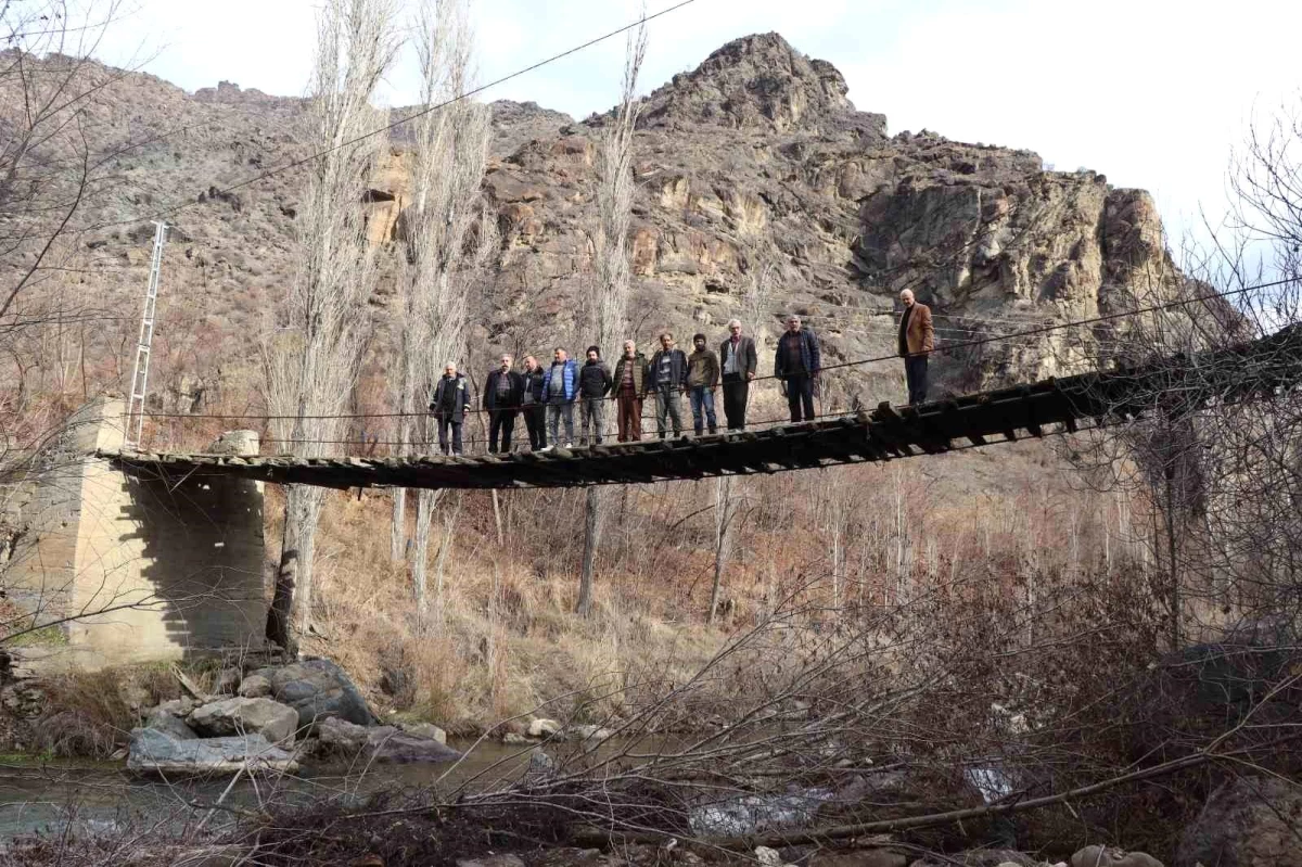 Erzurum\'un Oltu ilçesindeki Ayvalı Köyü\'nde tehlikeli köprü için çözüm bekleniyor