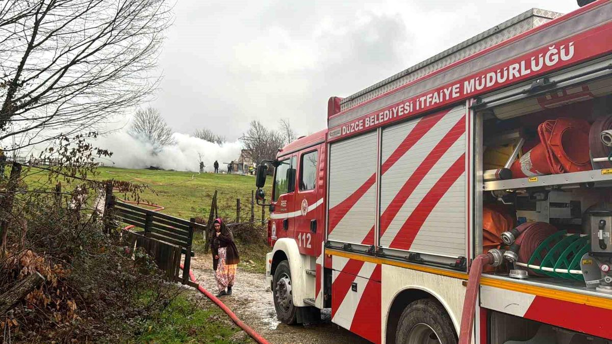 Düzce\'de iki katlı evde çıkan yangın kısa sürede büyüdü