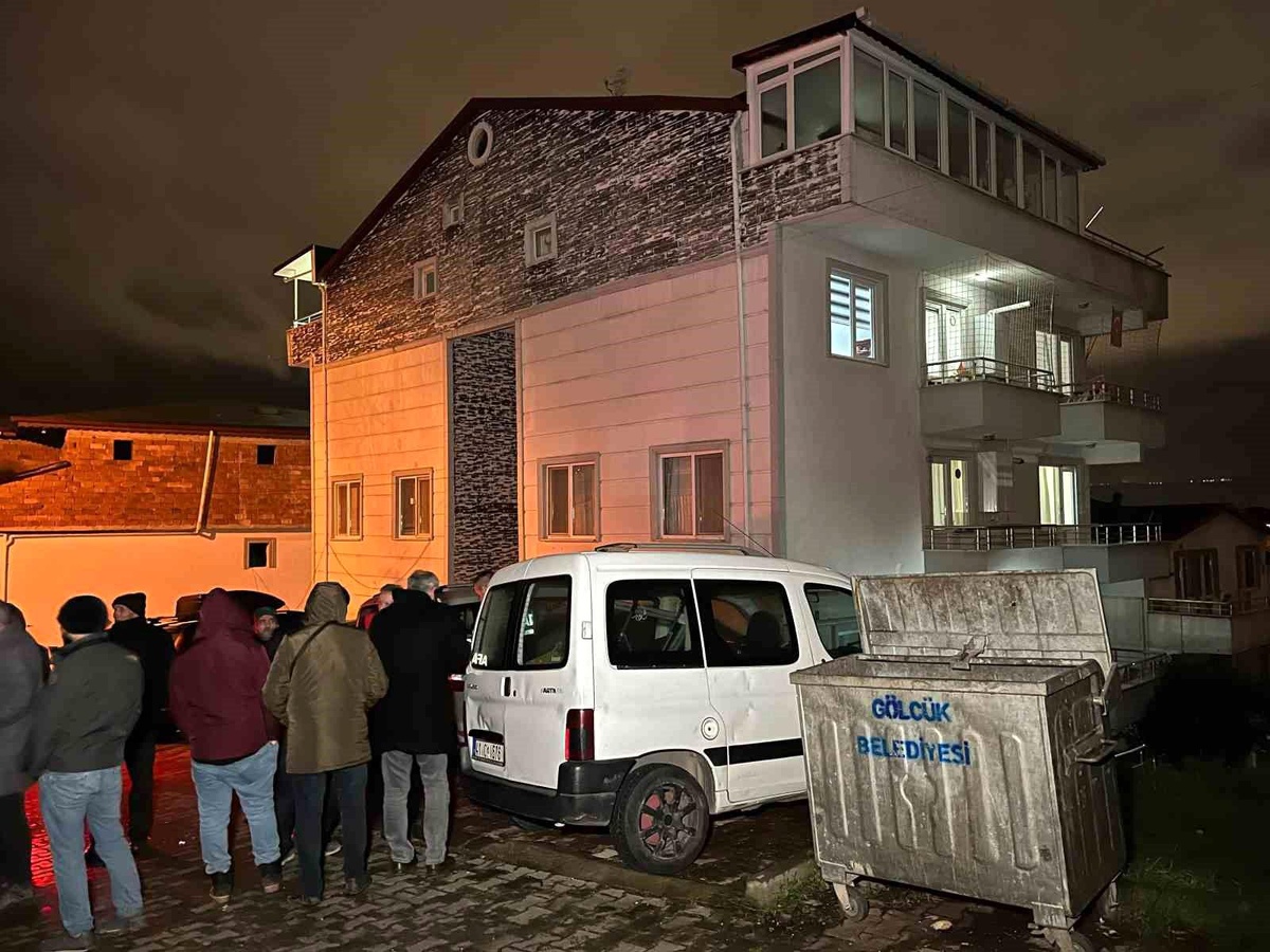 Gölcük\'te toprak kayması sonucu 1 bina tedbir amaçlı boşaltıldı