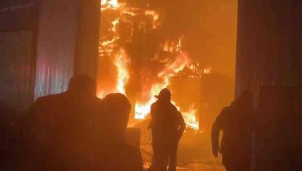 İstanbul'da film platosu alev alev yandı