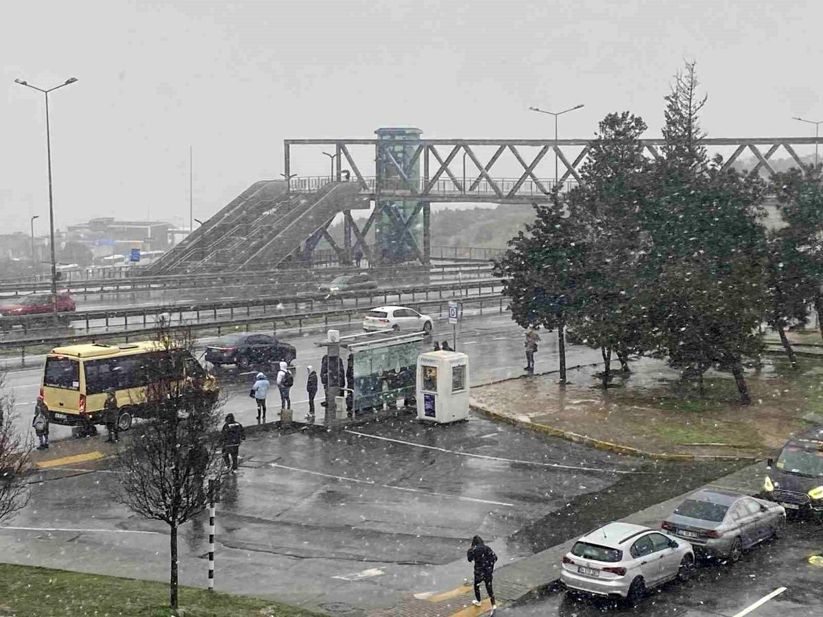 İstanbul Beylikdüzü\'nde kar yağışı etkisini artırarak devam ediyor