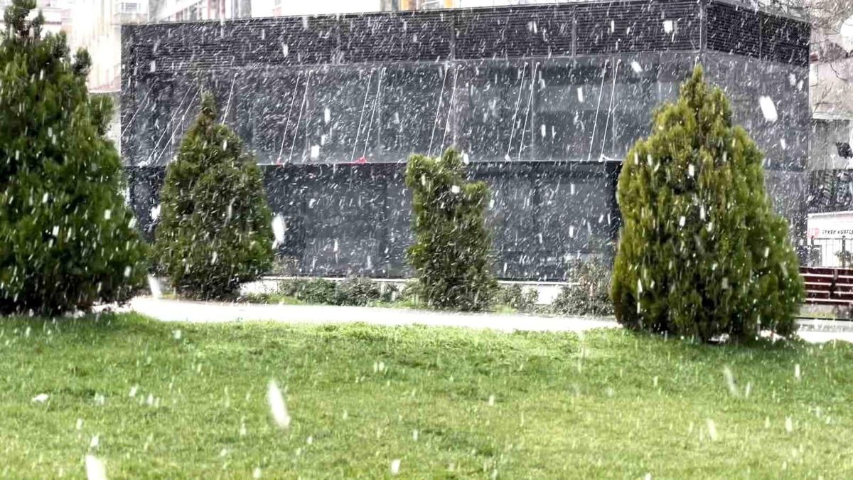 İstanbul\'da Kar Yağışı Aralıklarla Etkili Olmaya Devam Ediyor