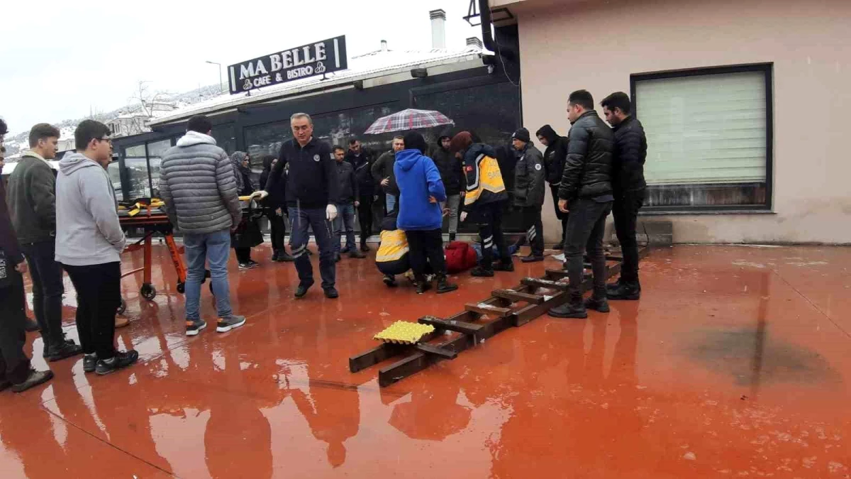 Bolu\'da Kafe Çalışanı Merdiven Kayması Sonucu Yaralandı
