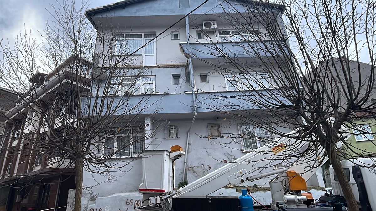 Kağıthane\'de üç katlı bir binanın balkonu çöktü