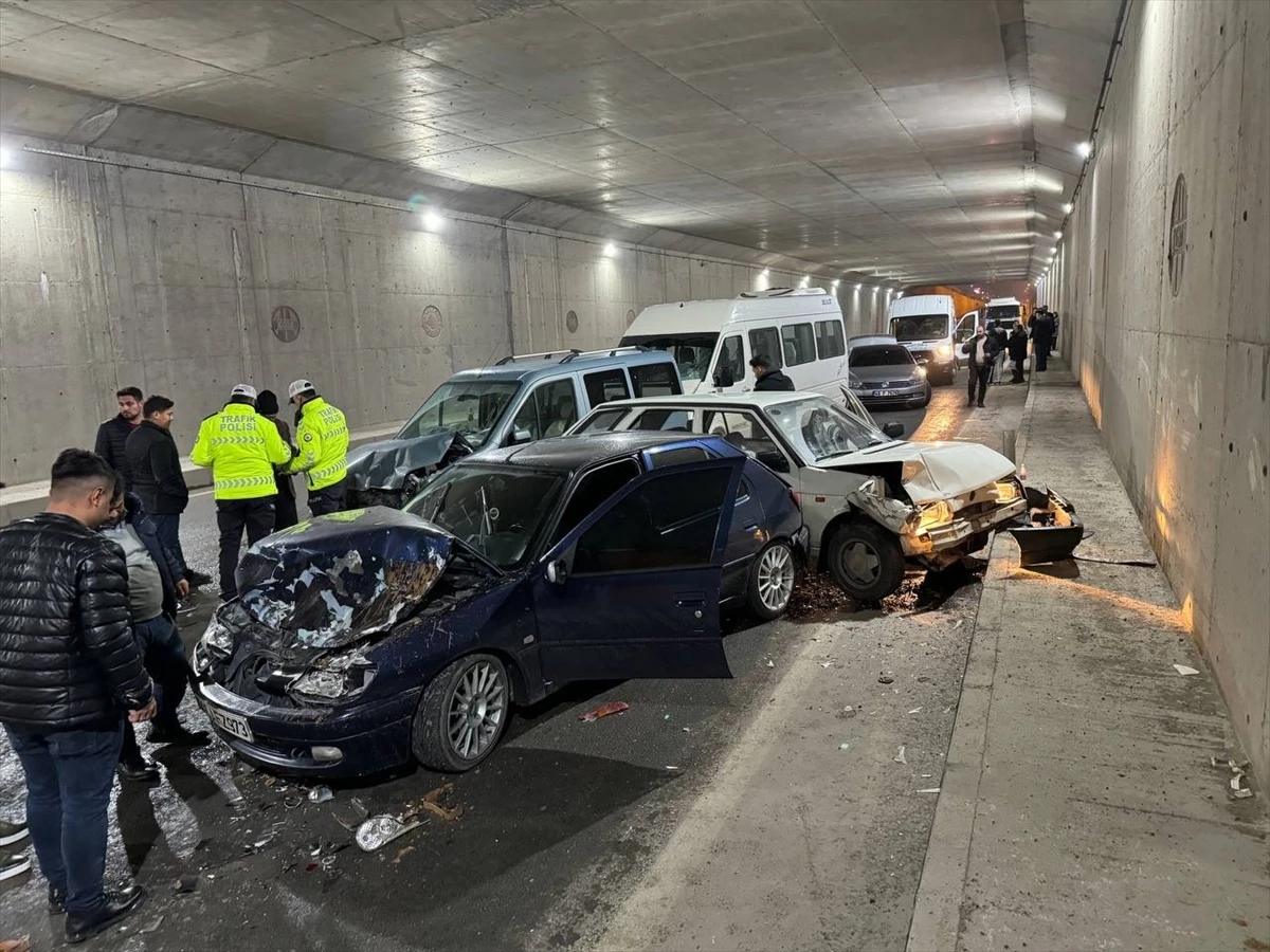 Kahramanmaraş\'ta 13 aracın karıştığı zincirleme trafik kazasında 1 kişi yaralandı