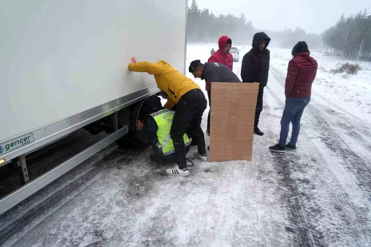 Balıkesir\'de Kar Yağışı: Jandarma Ekipleri Sürücülere Yardım Etti