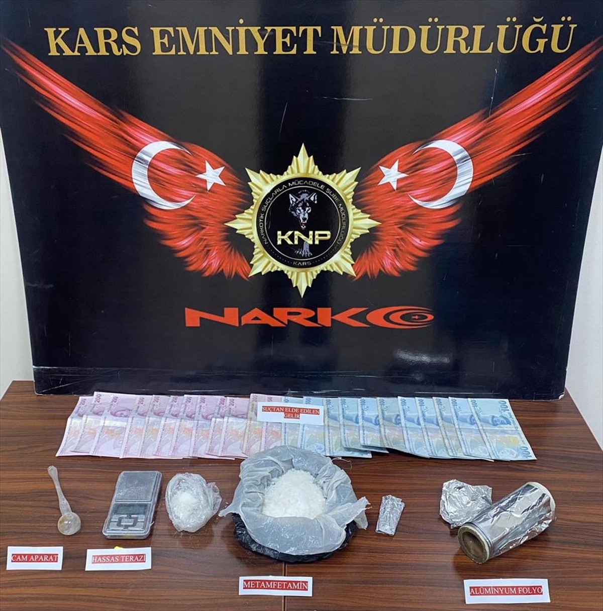 Kars\'ta Uyuşturucu Operasyonu: 3 Şüpheliden 1\'i Tutuklandı