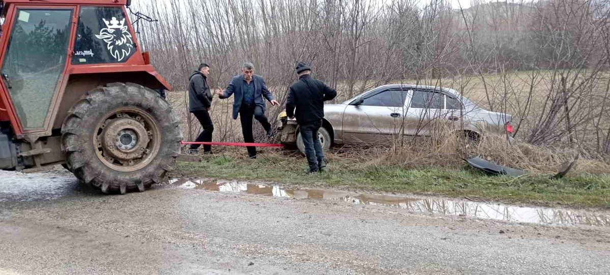 Tokat\'ta Kaygan Yolda Kaza: Araç Tarlaya Uçtu