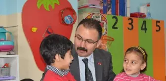 Şemdinli Kaymakamı Ali Ekber Ateş, Günyazı köyündeki çocuklara hediyeler dağıttı
