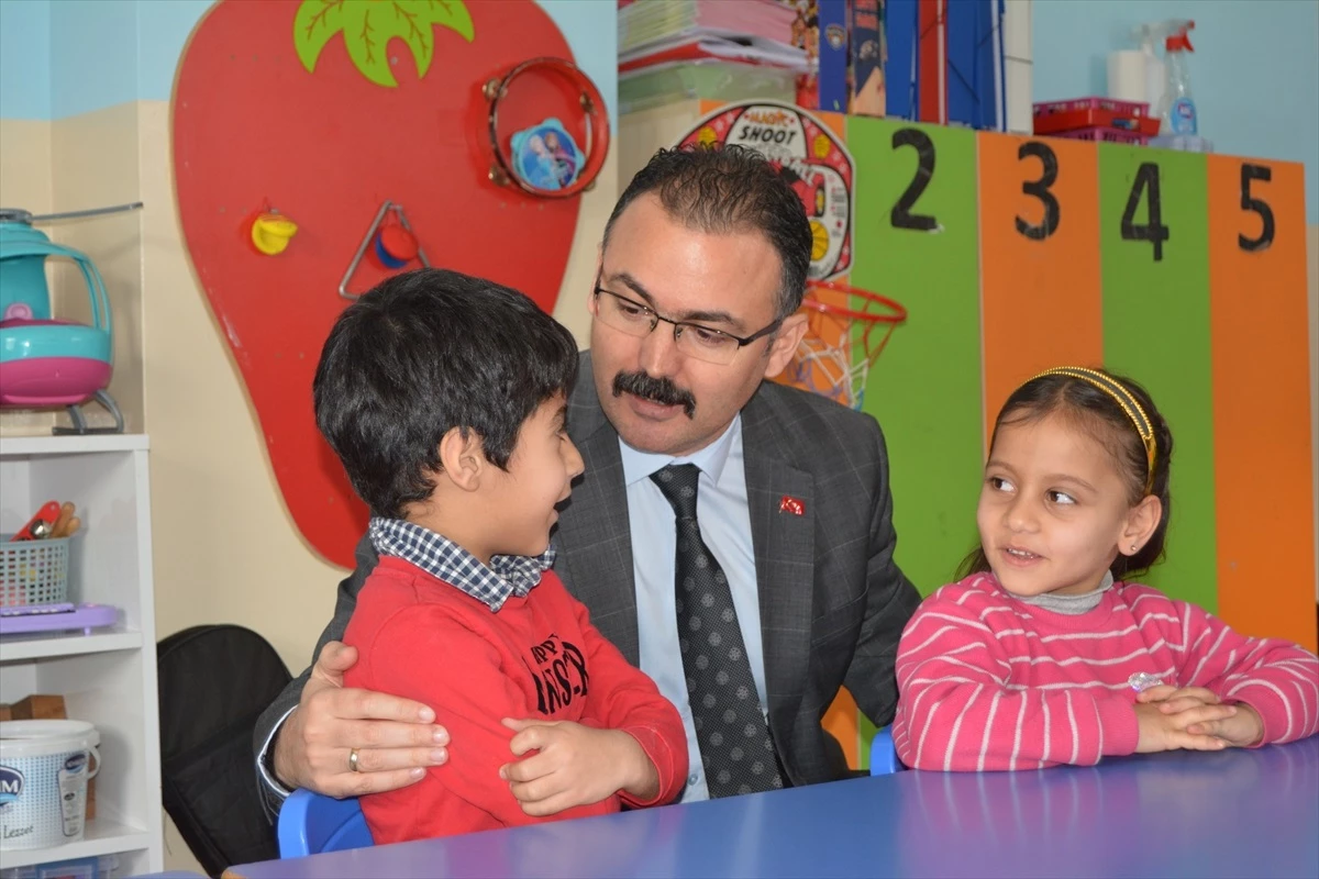 Şemdinli Kaymakamı Ali Ekber Ateş, Günyazı köyündeki çocuklara hediyeler dağıttı