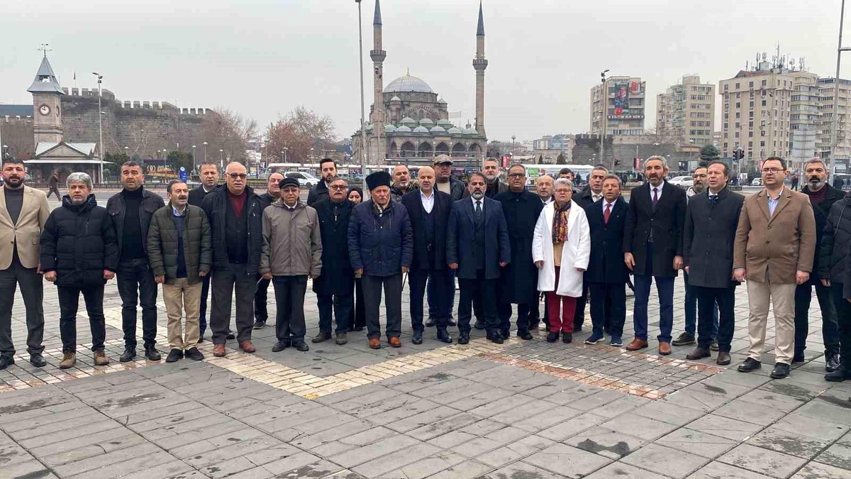 Kayseri Gazeteciler Cemiyeti, Çalışan Gazeteciler Günü\'nü Atatürk Anıtı\'nda kutladı