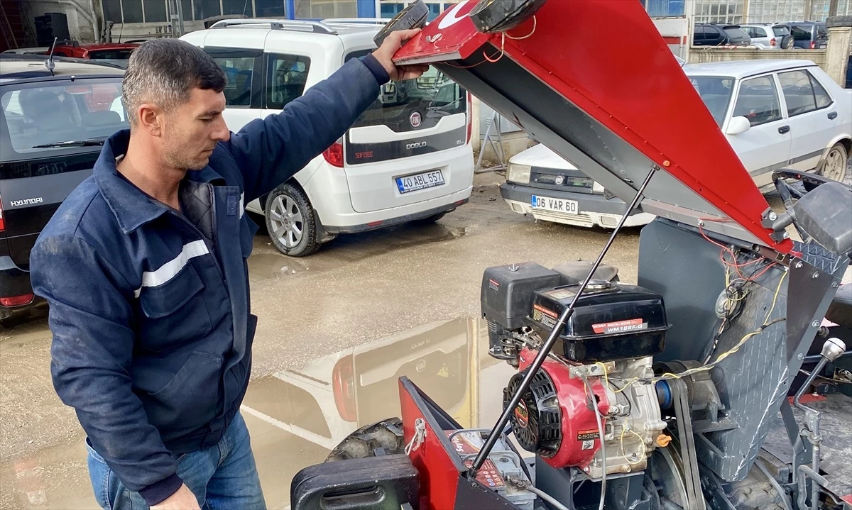 Kırşehir\'de Demir Doğrama İşçisi, Hurda Malzemeden Traktör Yaptı
