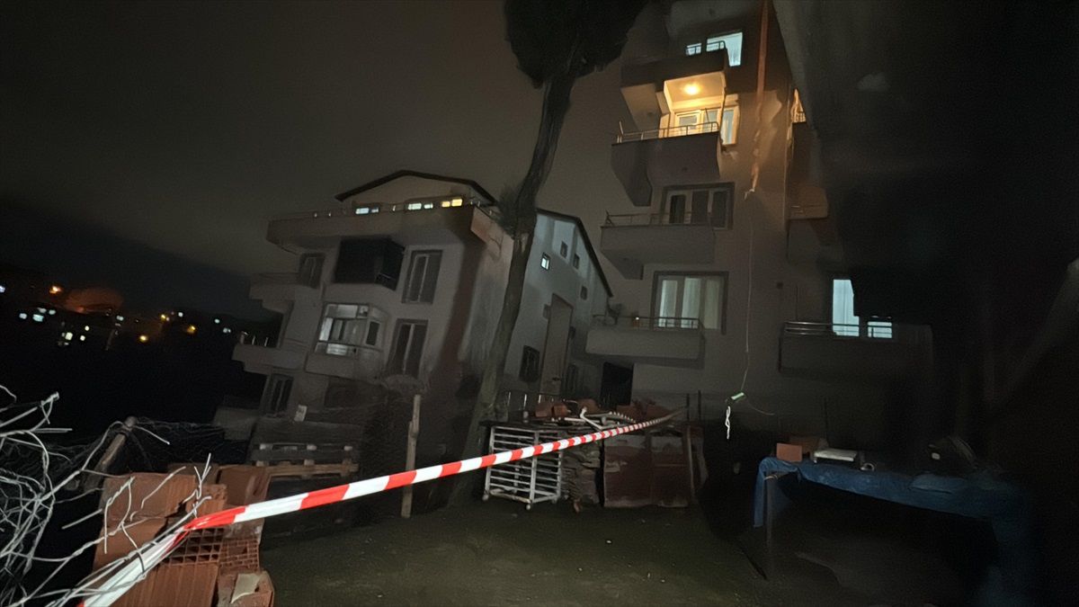 Gölcük\'te heyelan nedeniyle 5 katlı apartman boşaltıldı
