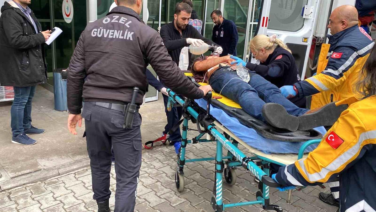 Konya\'da Kontrolden Çıkan Otomobilin Bariyerlere Çarpması Sonucu Sürücü Ağır Yaralandı
