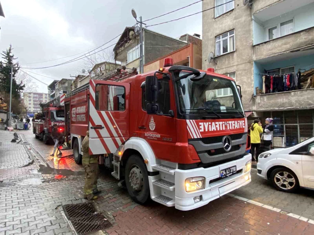 Küçükçekmece\'de 6 Katlı Binada Yangın: 3 Yaşındaki Kız ve Annesi Hastaneye Kaldırıldı