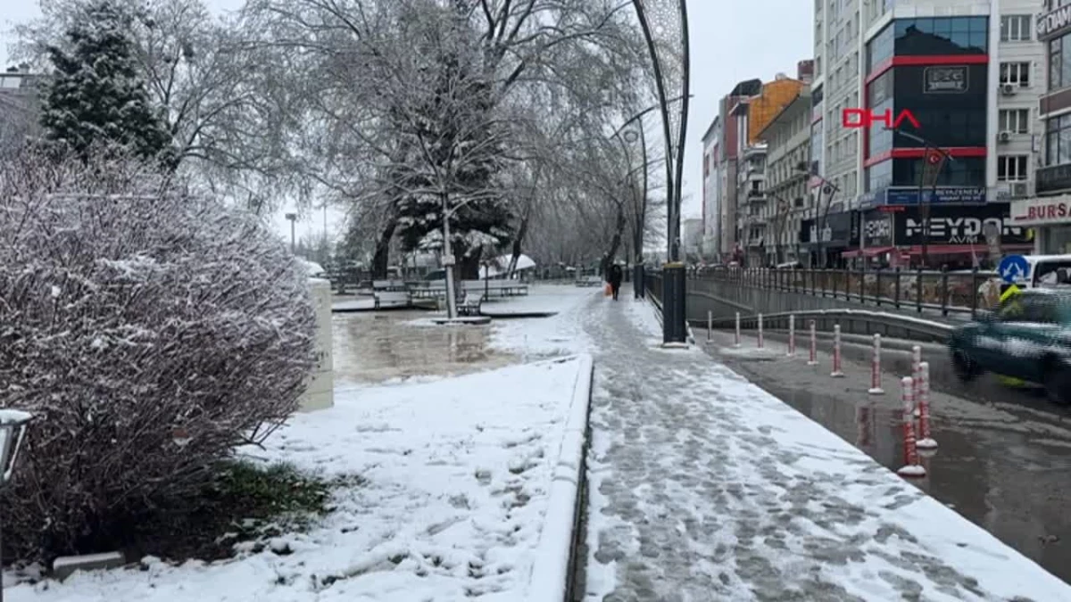 Kütahya\'da Mevsimin İlk Kar Yağışı: Kent Beyaza Büründü