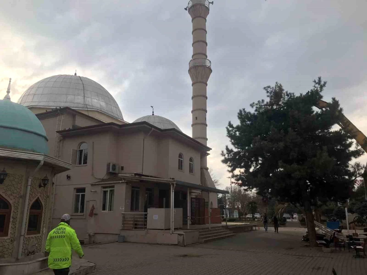 Malatya\'da Sümer Camisi\'nin hasar gören minaresi yıkıldı