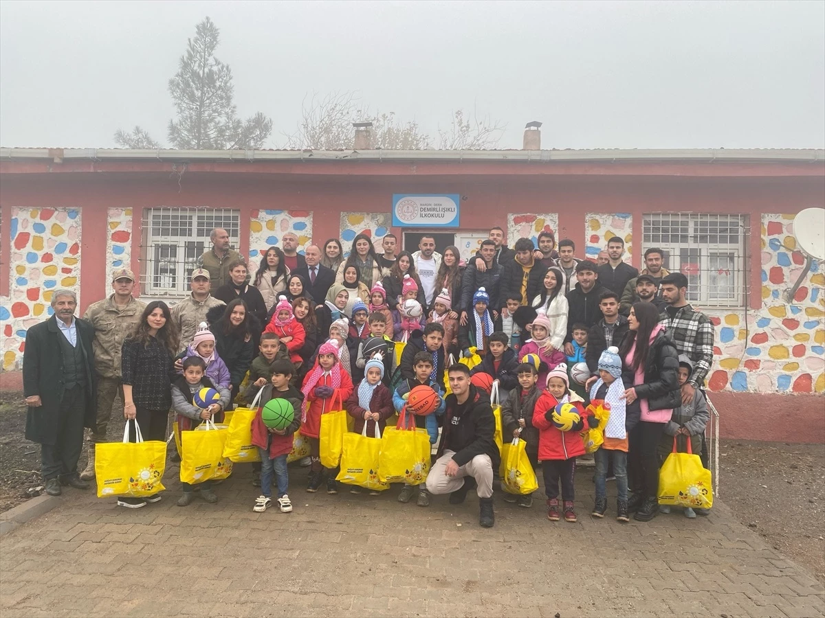Mardin Artuklu Üniversitesi Öğrencileri Derik İlçesindeki İlkokul Öğrencilerine Yardım Etti
