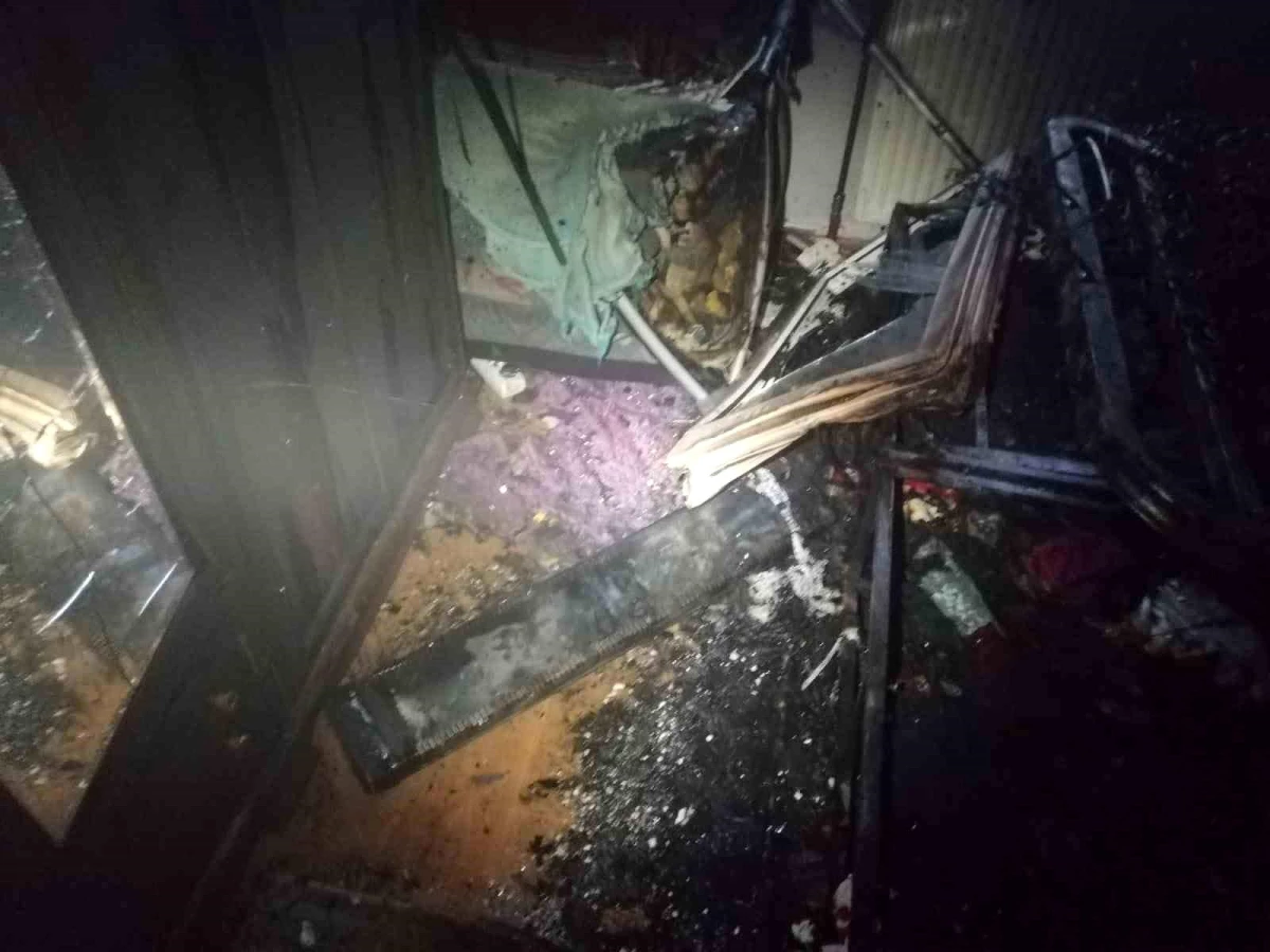 Mardin Artuklu\'da bir binada çıkan yangın sonucu daire kullanılamaz hale geldi