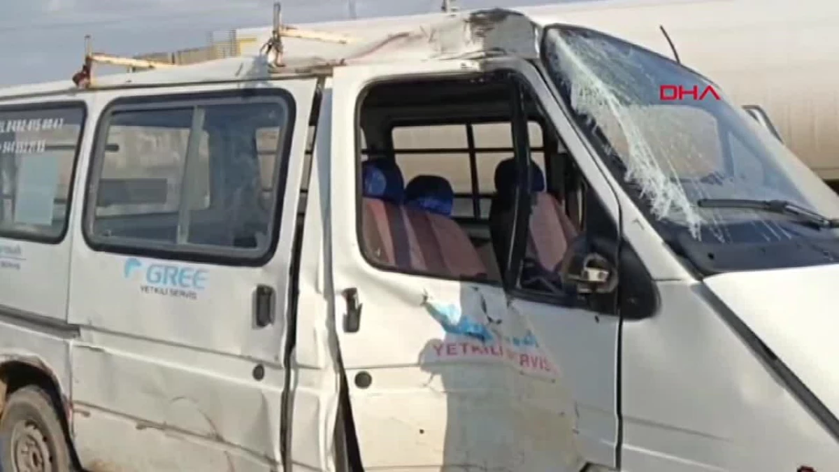 Mardin\'de TIR\'ın kırmızı ışıkta bekleyen minibüs ve otomobillere çarptığı kazada 3 kişi yaralandı