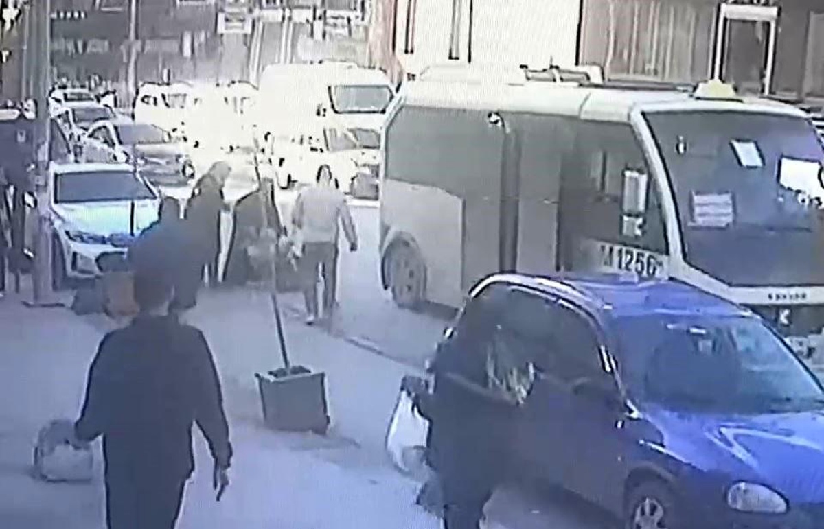 Arnavutköy\'de minibüsten inen 14 yaşındaki kız çocuğuna kapı çarptı