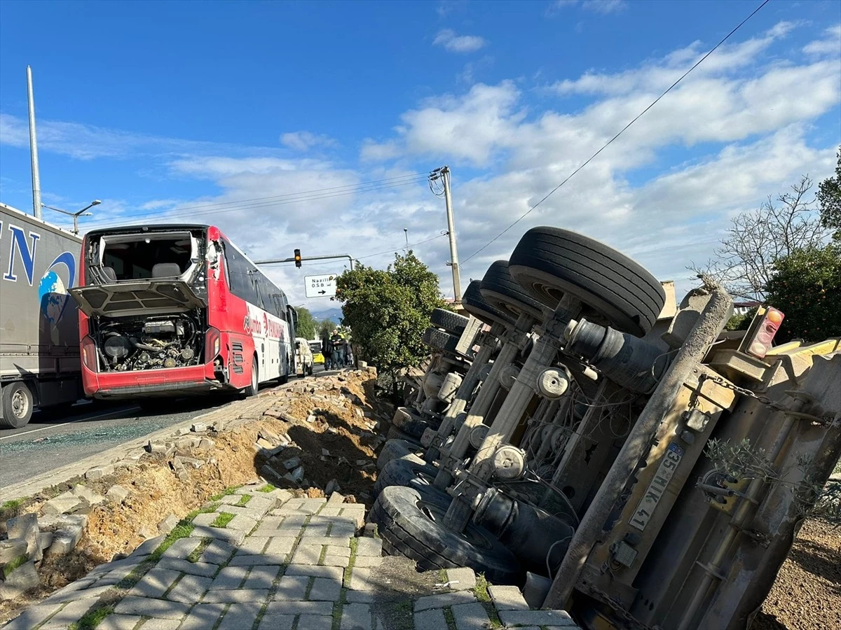 Nazilli\'de Zincirleme Trafik Kazası: 1 Yaralı