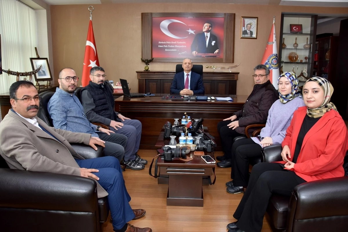 Nevşehir Emniyet Müdürlüğü, gazetecilere sürpriz yaparak 10 Ocak Gazeteciler Günü\'nü kutladı