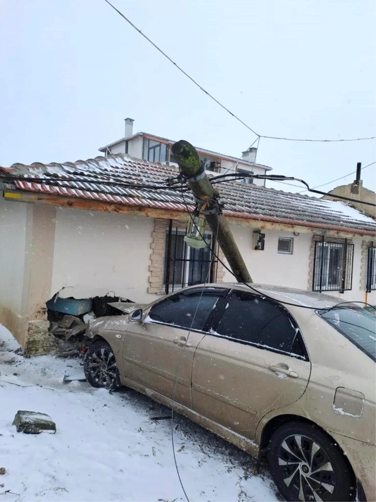 Tekirdağ Muratlı\'da Kar Yağışı Sonrası Otomobil Kazası