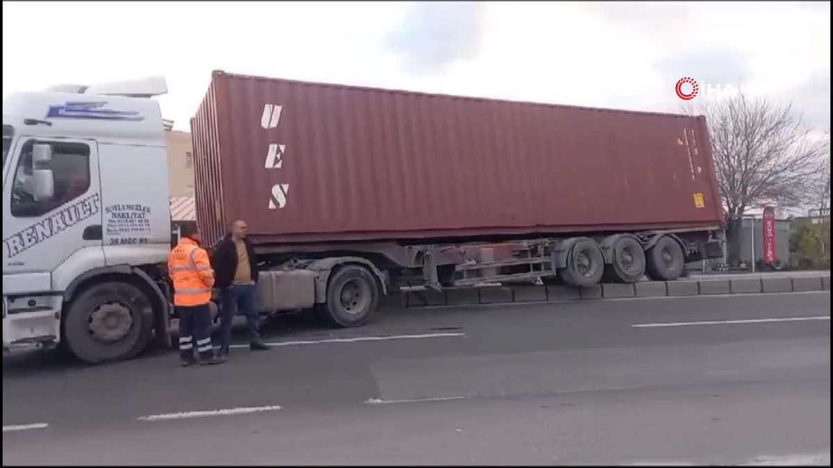 Manevra yapan tır, orta refüje çıkıp karşı şeride geçti