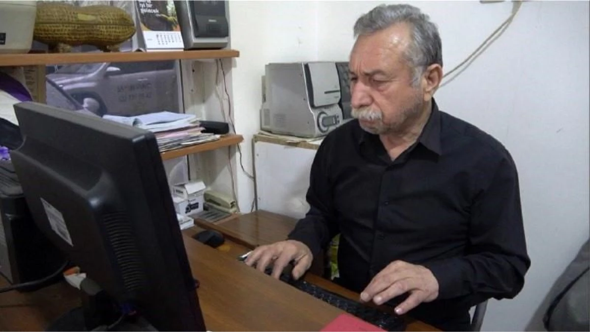 Depremde ofisi yıkılan gazeteci ve yazar Mustafa Bardak, Çalışan Gazeteciler Günü\'nü buruk yaşadı