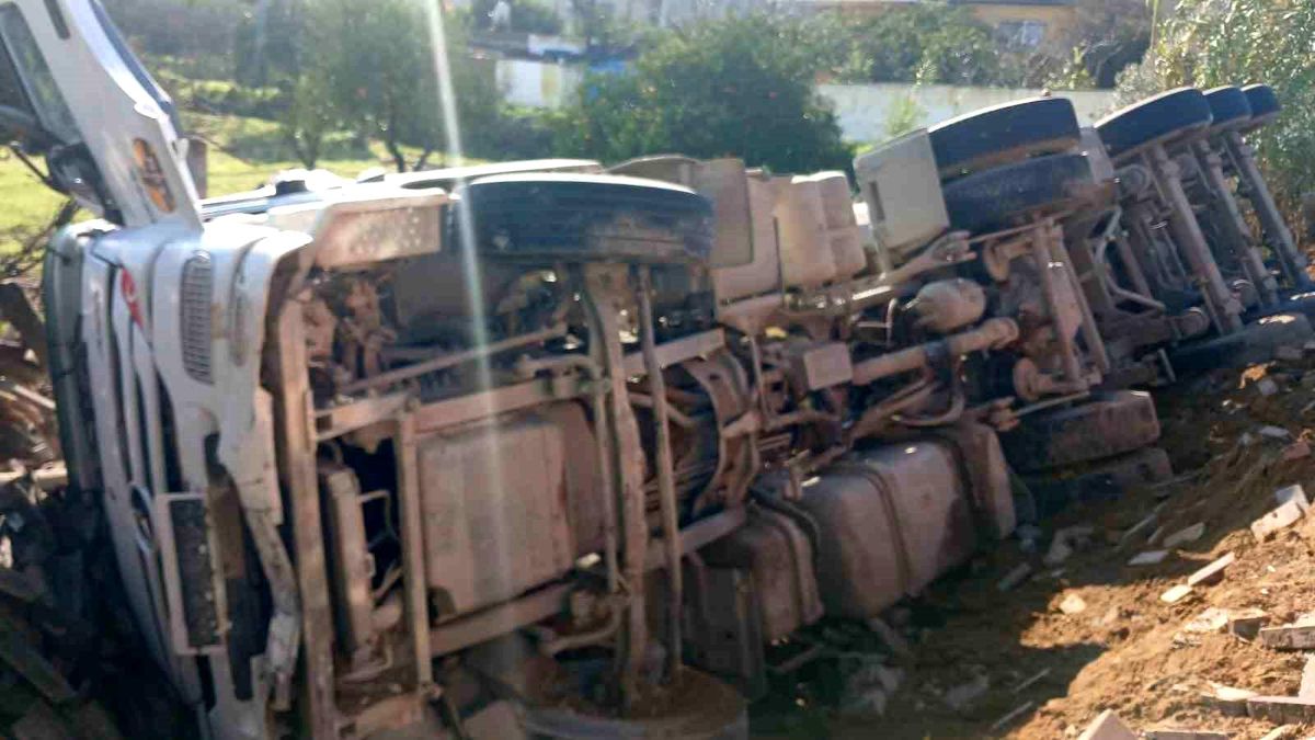 Aydın Denizli Karayolu\'nda Otobüse Arkadan Çarpan Kamyon Bahçeye Devrildi