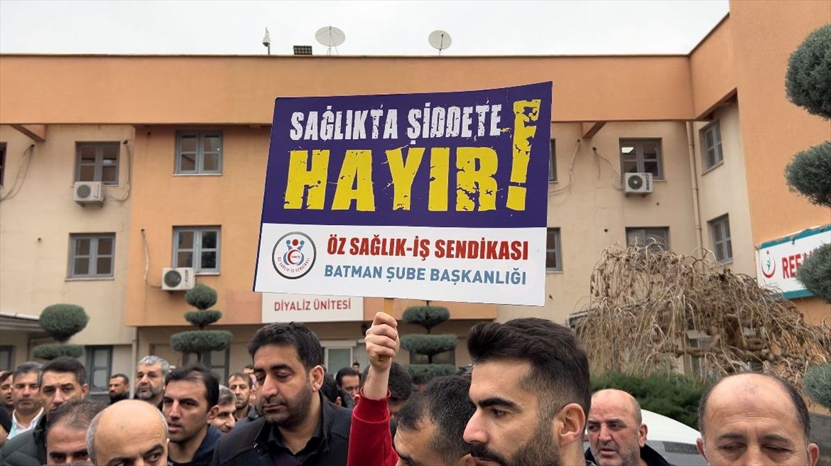 Öz Sağlık-İş Sendikası Batman Şubesi, Batman Eğitim ve Araştırma Hastanesi önünde açıklama yaptı