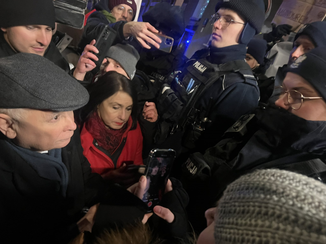 Polonya polisinden Cumhurbaşkanlığı Sarayı'na baskın! Eski bakan ve yardımcısı gözaltına alındı