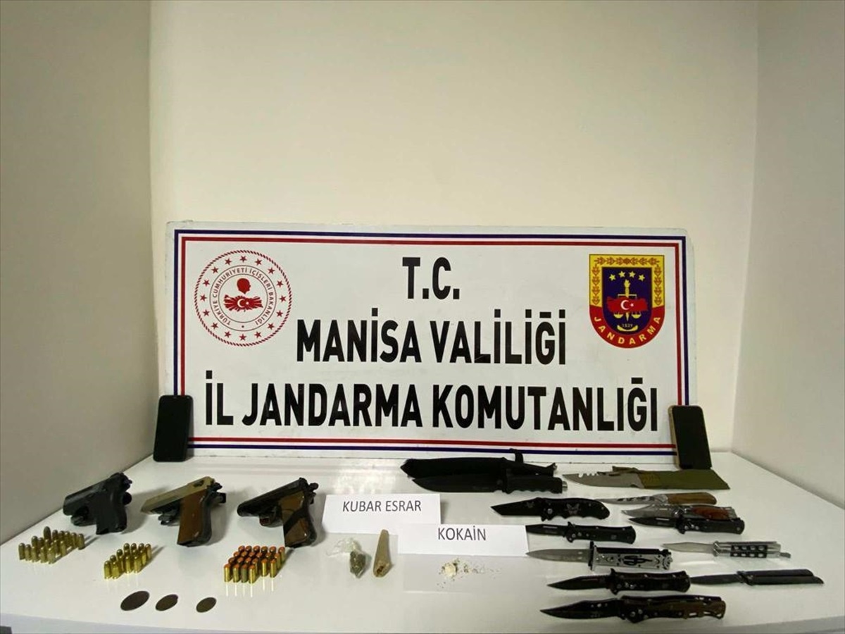 Manisa Salihli\'de uyuşturucu operasyonu: Madde, sikke, tabanca ve bıçaklar ele geçirildi