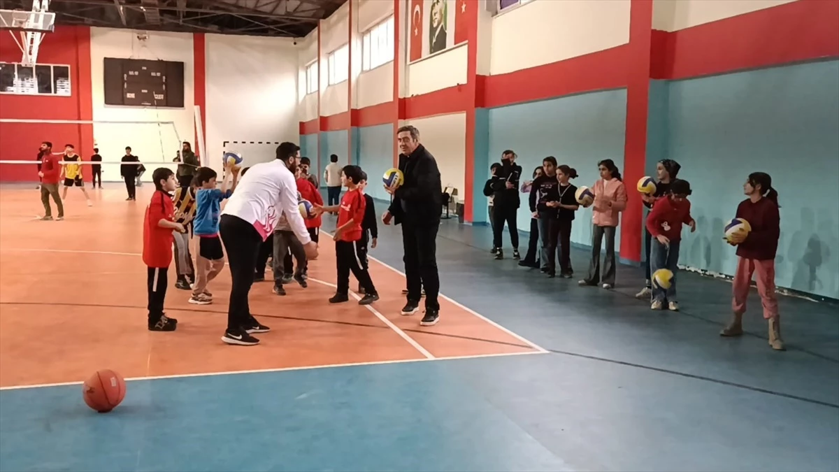 Sason Kaymakamlığı ve Gençlik Spor Müdürlüğü iş birliğiyle yürütülen Spor Sason Projesi kapsamında 21 branşta eğitim veriliyor