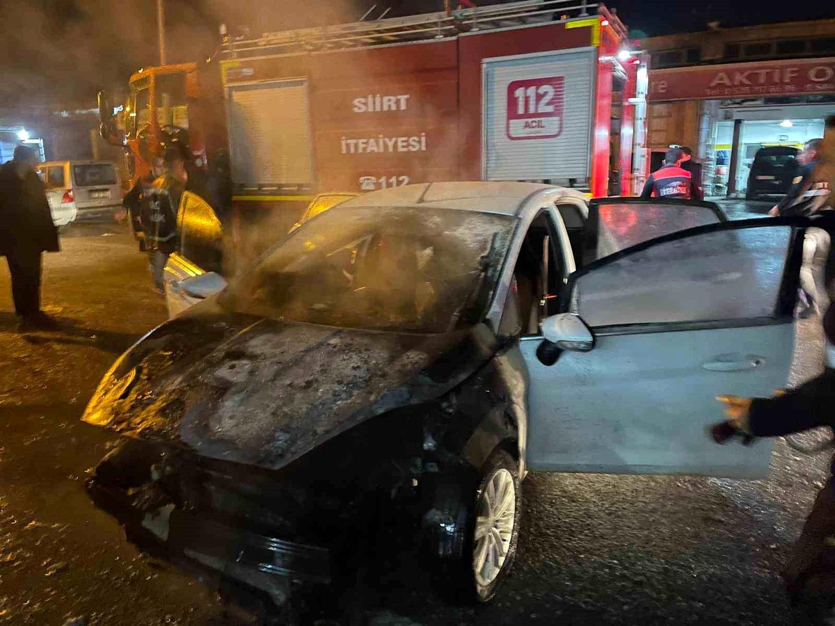 Siirt\'te sanayi sitesine bırakılan otomobil yanarak kullanılmaz hale geldi