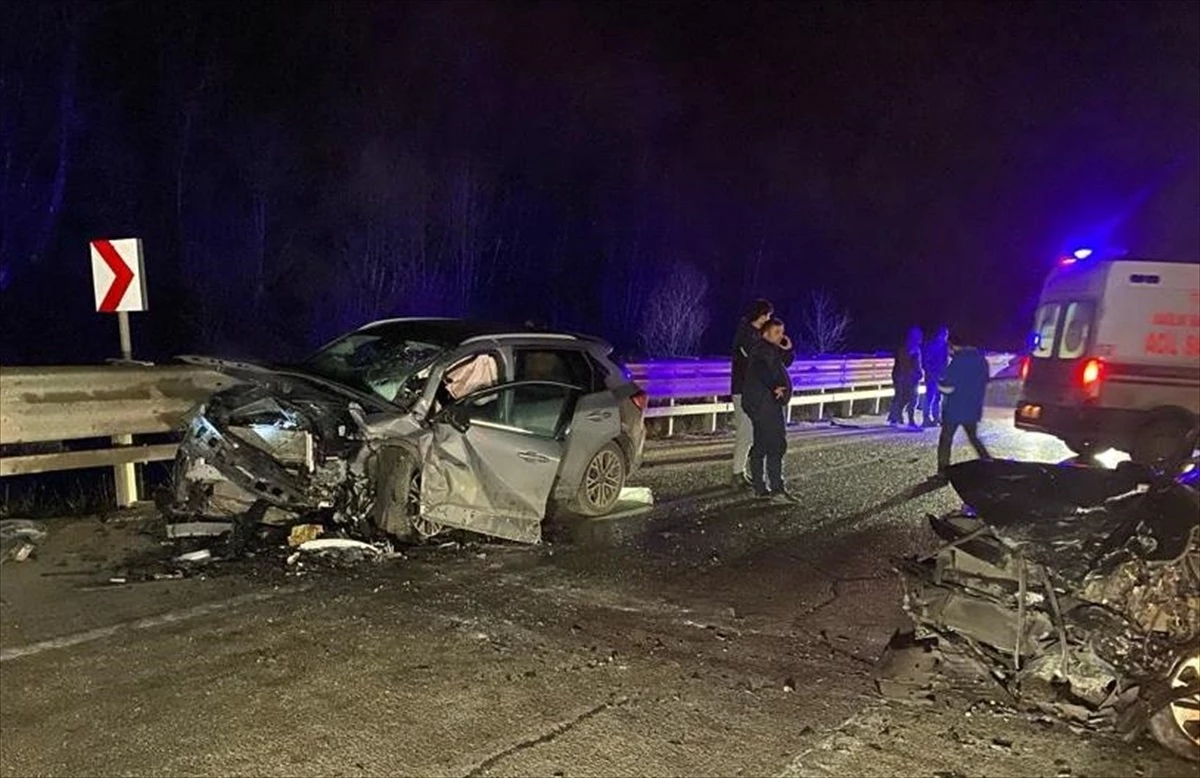 Sinop\'ta iki otomobilin çarpışması sonucu bir kişi hayatını kaybetti
