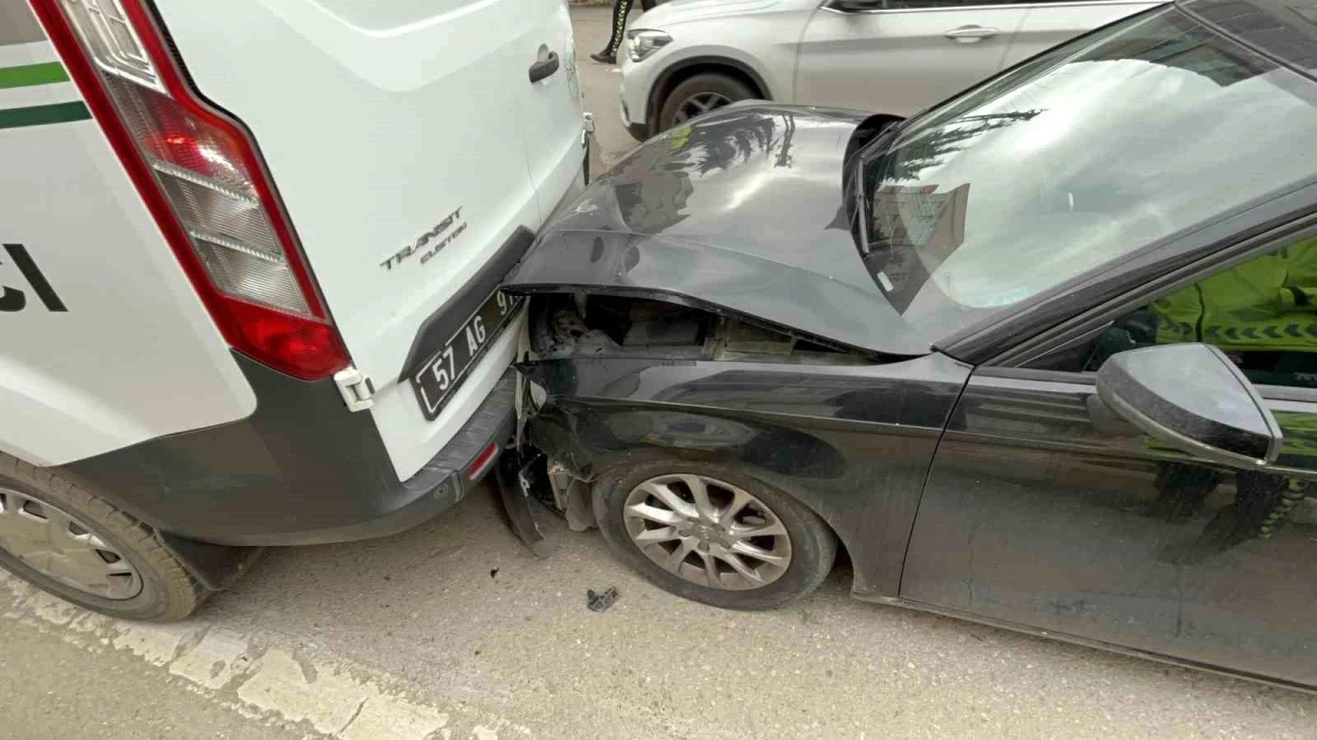 Sinop\'ta 3 aracın karıştığı zincirleme trafik kazası maddi hasarla atlatıldı
