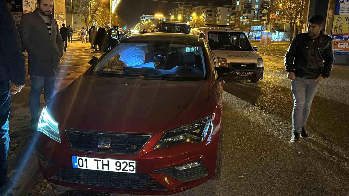 Şanlıurfa Siverek\'te 3 aracın karıştığı kazada 2 kişi yaralandı