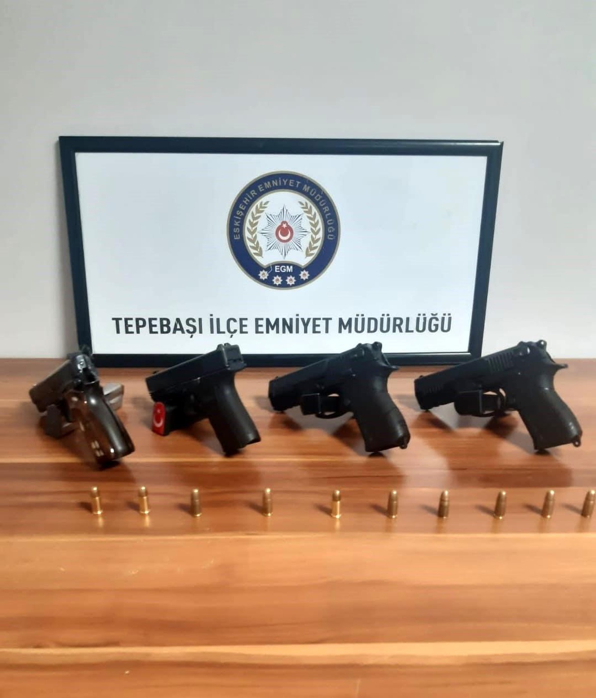 Eskişehir\'de Şüphelinin Evinden Çok Sayıda Tabanca ve Fişek Ele Geçirildi